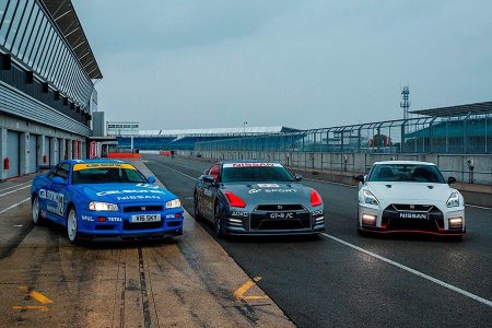 Este Nissan GT-R se controla desde un helicóptero con un mando de PlayStation y alcanza hasta 210 km/h