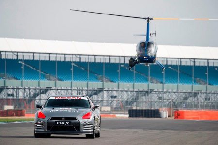 Este Nissan GT-R se controla desde un helicóptero con un mando de PlayStation y alcanza hasta 210 km/h