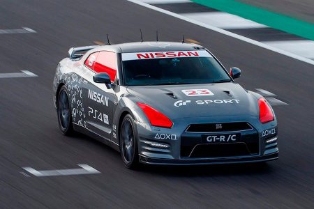 Este Nissan GT-R se controla desde un helicóptero con un mando de PlayStation y alcanza hasta 210 km/h