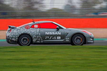 Este Nissan GT-R se controla desde un helicóptero con un mando de PlayStation y alcanza hasta 210 km/h