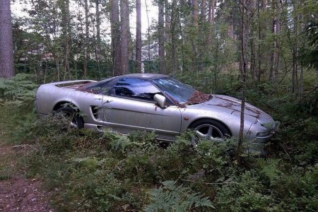 ¿Cómo ha acabado este Honda NSX abandonado en un bosque ruso?