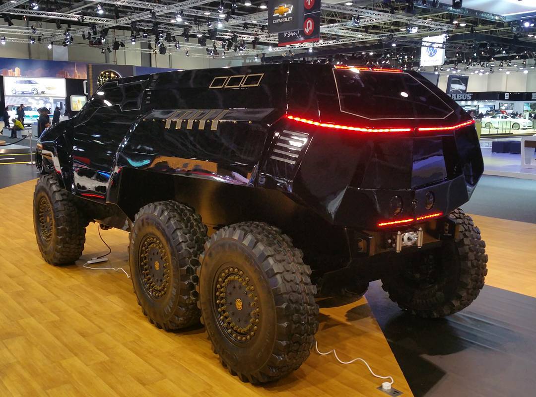 Devel Sixty: Un todotereno militar de 730 CV y tres ejes con el que poder sobrevivir a un apocalipsis zombie