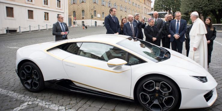 El papa Francisco recibe un Lamborghini Huracan de regalo... y decide subastarlo