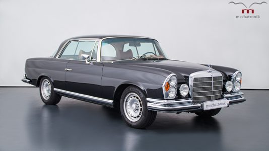 Este Mercedes-Benz W111 es tan sleeper como único: Tiene un motor V8 AMG en su vano