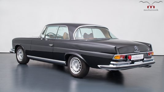 Este Mercedes-Benz W111 es tan sleeper como único: Tiene un motor V8 AMG en su vano