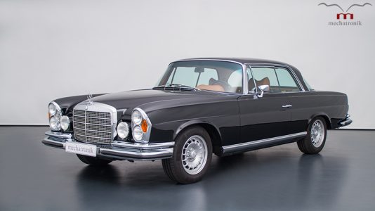 Este Mercedes-Benz W111 es tan sleeper como único: Tiene un motor V8 AMG en su vano