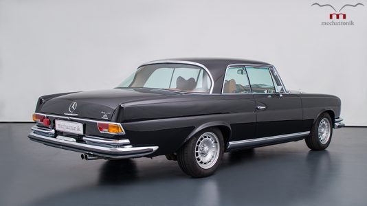 Este Mercedes-Benz W111 es tan sleeper como único: Tiene un motor V8 AMG en su vano