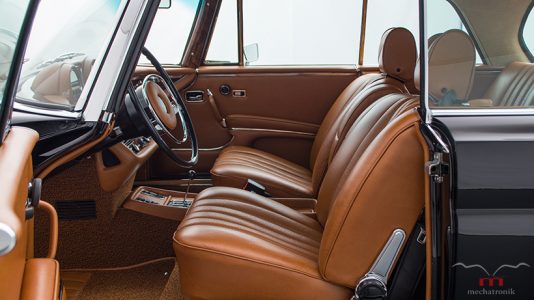 Este Mercedes-Benz W111 es tan sleeper como único: Tiene un motor V8 AMG en su vano