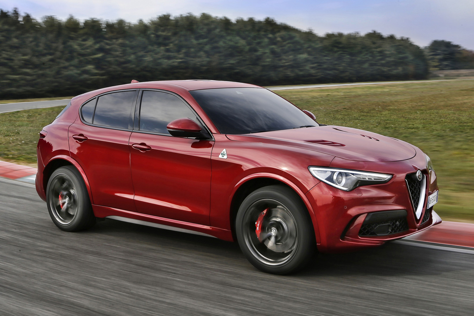 Alfa Romeo ya perfila el gran SUV: siete asientos, híbrido y 400 caballos