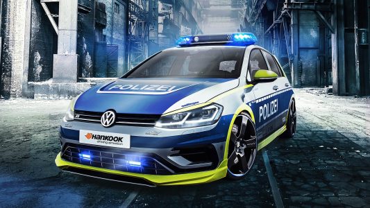 ¿Qué harías si te persigue un Volkswagen Golf R de la policía con 400 CV?