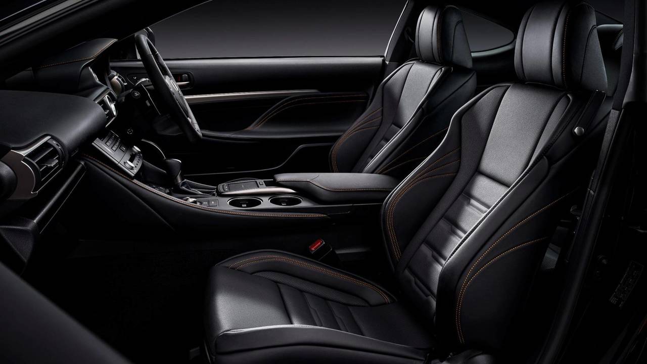 Lexus RC 300h F Sport Black Edition: Detalles en negro para el elegante coupé