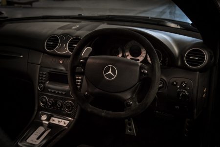 ¿Cuánto pagarías por un Mercedes CLK DTM AMG de 2004 con volante a la derecha?
