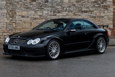 ¿Cuánto pagarías por un Mercedes CLK DTM AMG de 2004 con volante a la derecha?