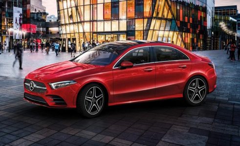 El Mercedes Clase A L Sport Sedán ya es oficial... pero no lo esperes por aquí