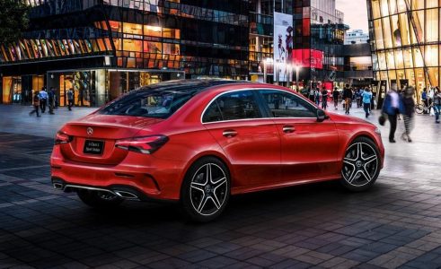 El Mercedes Clase A L Sport Sedán ya es oficial... pero no lo esperes por aquí