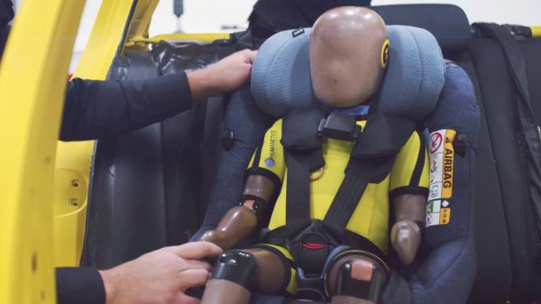 Ya puedes hacerte con la primera silla infantil con airbag integrado: Maxi-Cosi AxissFix Air