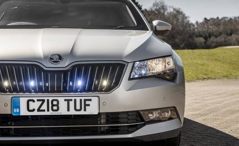 ¿Por qué demonios cuesta más de 130.000 euros este Skoda Superb Combi?