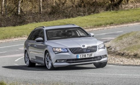 ¿Por qué demonios cuesta más de 130.000 euros este Skoda Superb Combi?