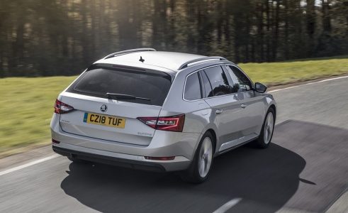 ¿Por qué demonios cuesta más de 130.000 euros este Skoda Superb Combi?