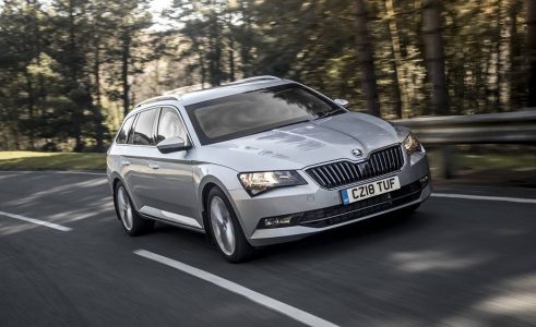 ¿Por qué demonios cuesta más de 130.000 euros este Skoda Superb Combi?