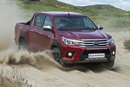 Toyota Hilux Invincible: Así es la serie especial más cara y equipada del pick-up