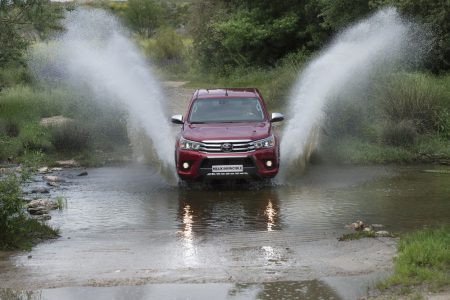 Toyota Hilux Invincible: Así es la serie especial más cara y equipada del pick-up