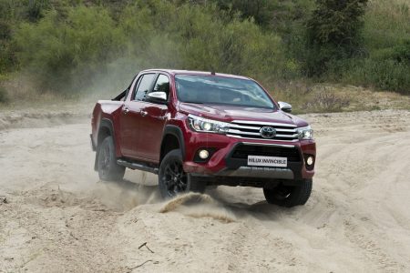 Toyota Hilux Invincible: Así es la serie especial más cara y equipada del pick-up