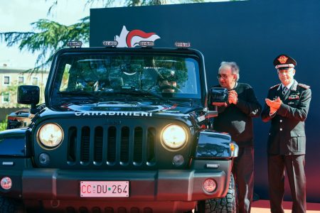 Así es el Jeep Wrangler modificado con los que patrulla la policía italiana en la playa