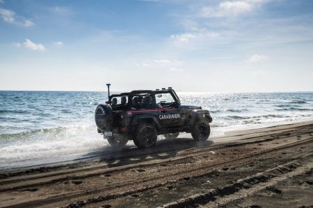 Así es el Jeep Wrangler modificado con los que patrulla la policía italiana en la playa