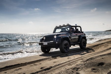 Así es el Jeep Wrangler modificado con los que patrulla la policía italiana en la playa