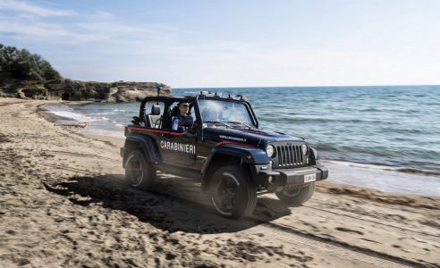 Así es el Jeep Wrangler modificado con los que patrulla la policía italiana en la playa