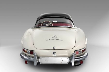 Un Mercedes-Benz 300SL Roadster con 1.372 km se ha subastado por 3,1 millones de euros