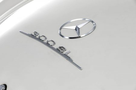 Un Mercedes-Benz 300SL Roadster con 1.372 km se ha subastado por 3,1 millones de euros
