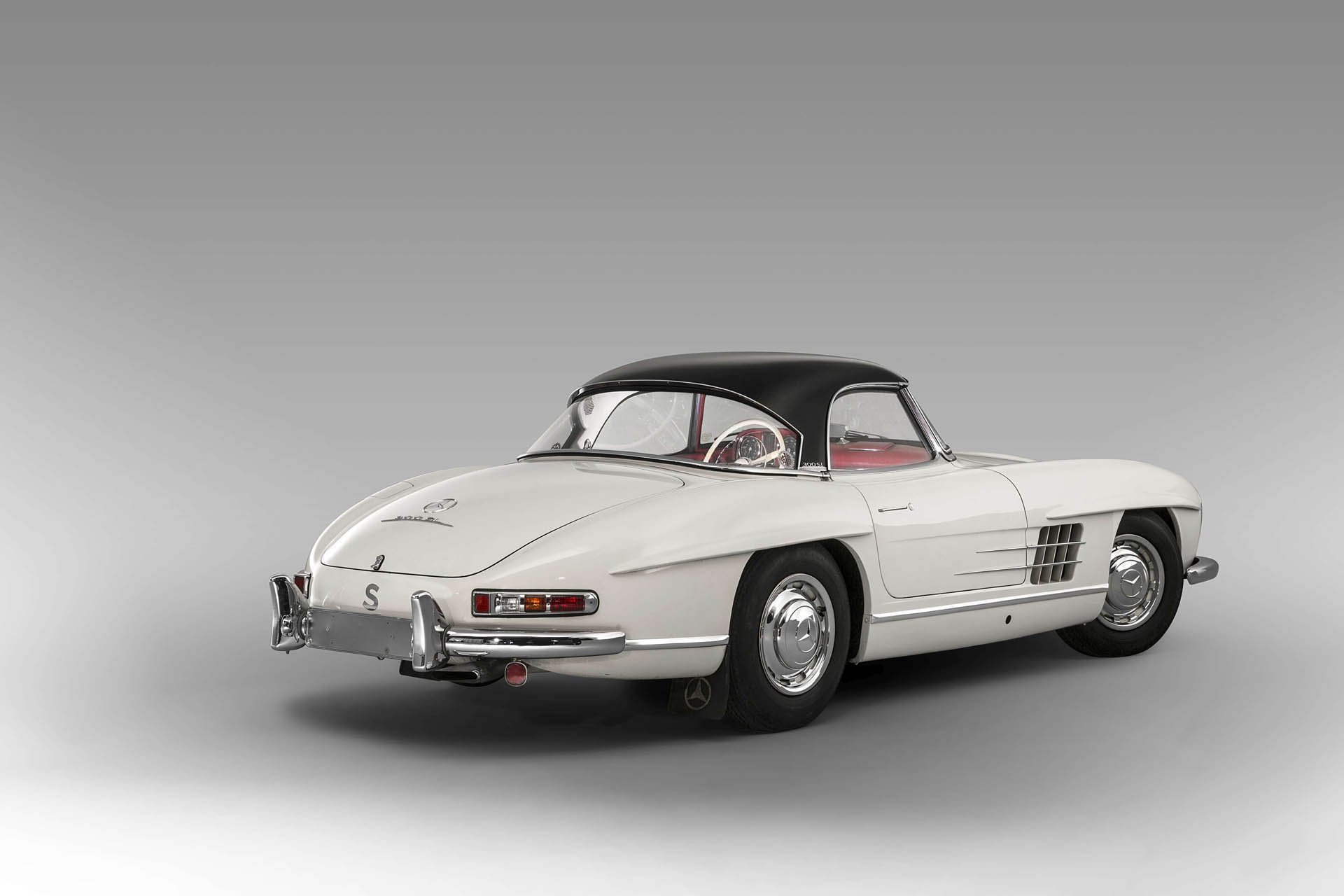 Un Mercedes-Benz 300SL Roadster con 1.372 km se ha subastado por 3,1 millones de euros