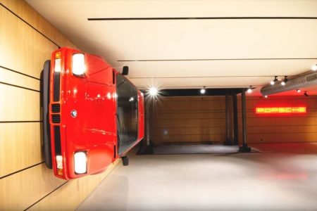 Este BMW M1 está colgado en la pared de un garaje como decoración: ¡Esto es arte!