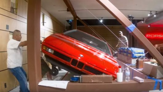 Este BMW M1 está colgado en la pared de un garaje como decoración: ¡Esto es arte!