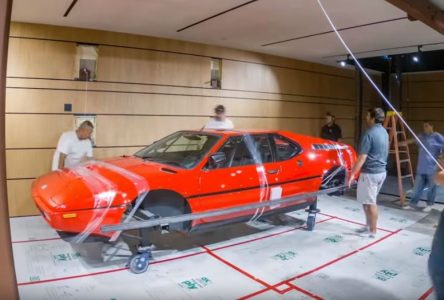 Este BMW M1 está colgado en la pared de un garaje como decoración: ¡Esto es arte!