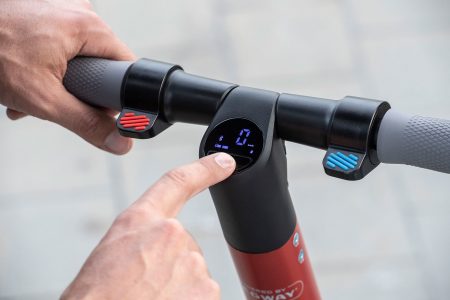 eXS KickScooter, así es el primer patinete eléctrico de SEAT que cuesta 599 euros