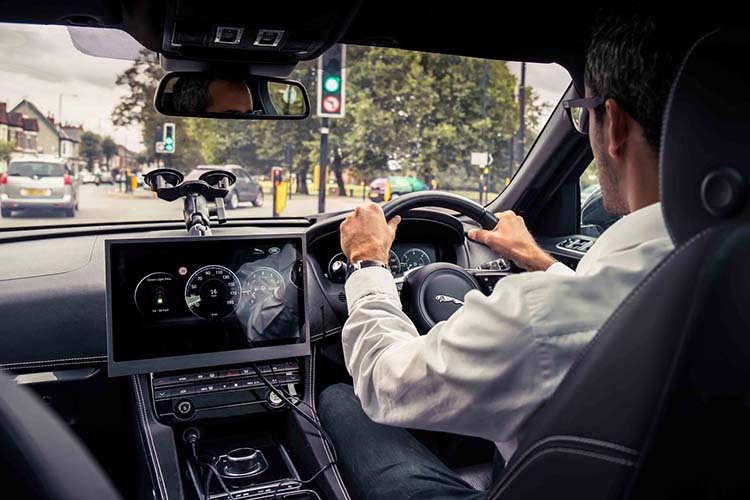 Jaguar Land Rover quiere que evites los semáforos en rojo con una tecnología nueva