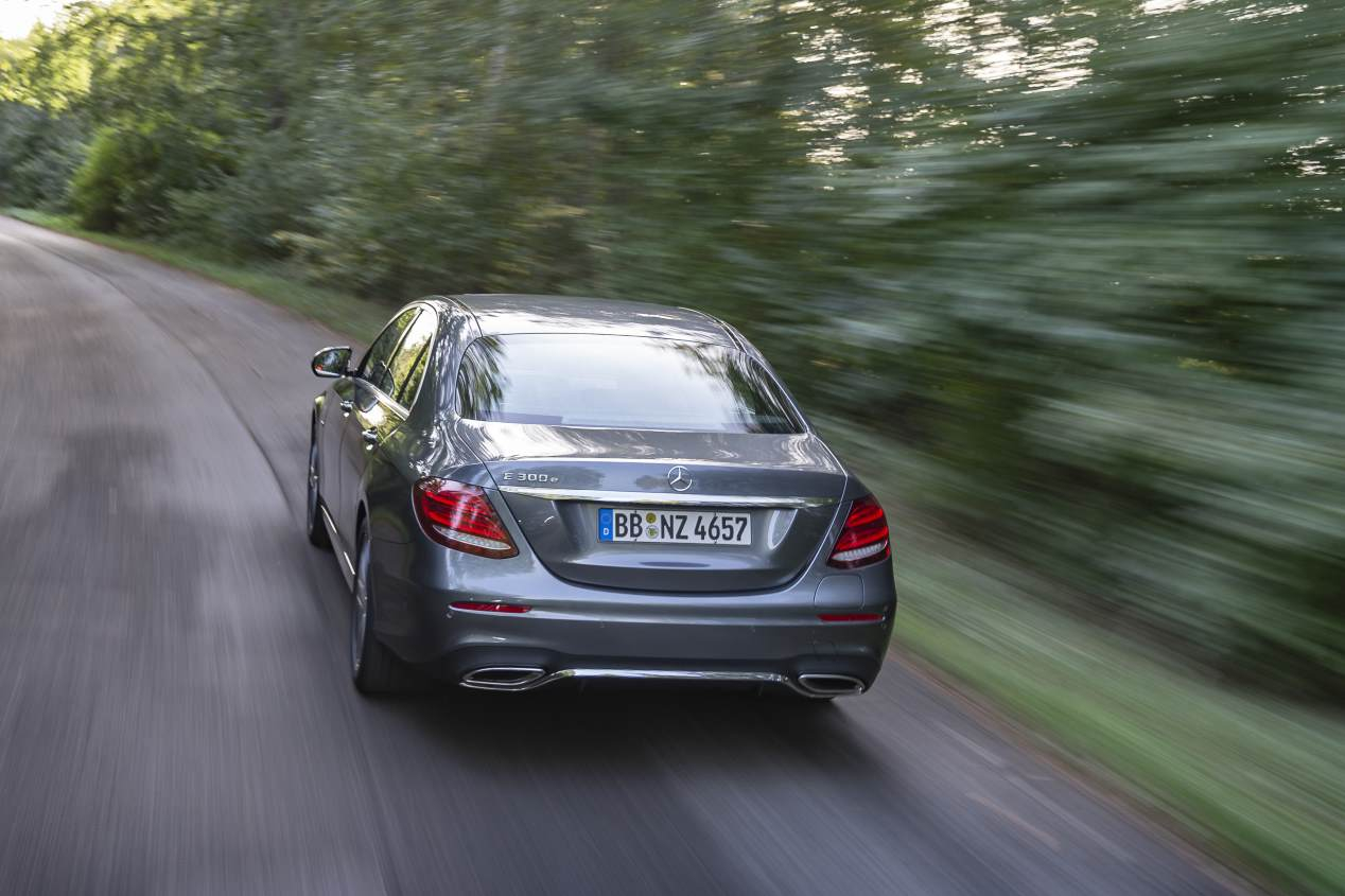 El Mercedes Clase E 300e híbrido enchufable llega a España a partir de 65.750 euros