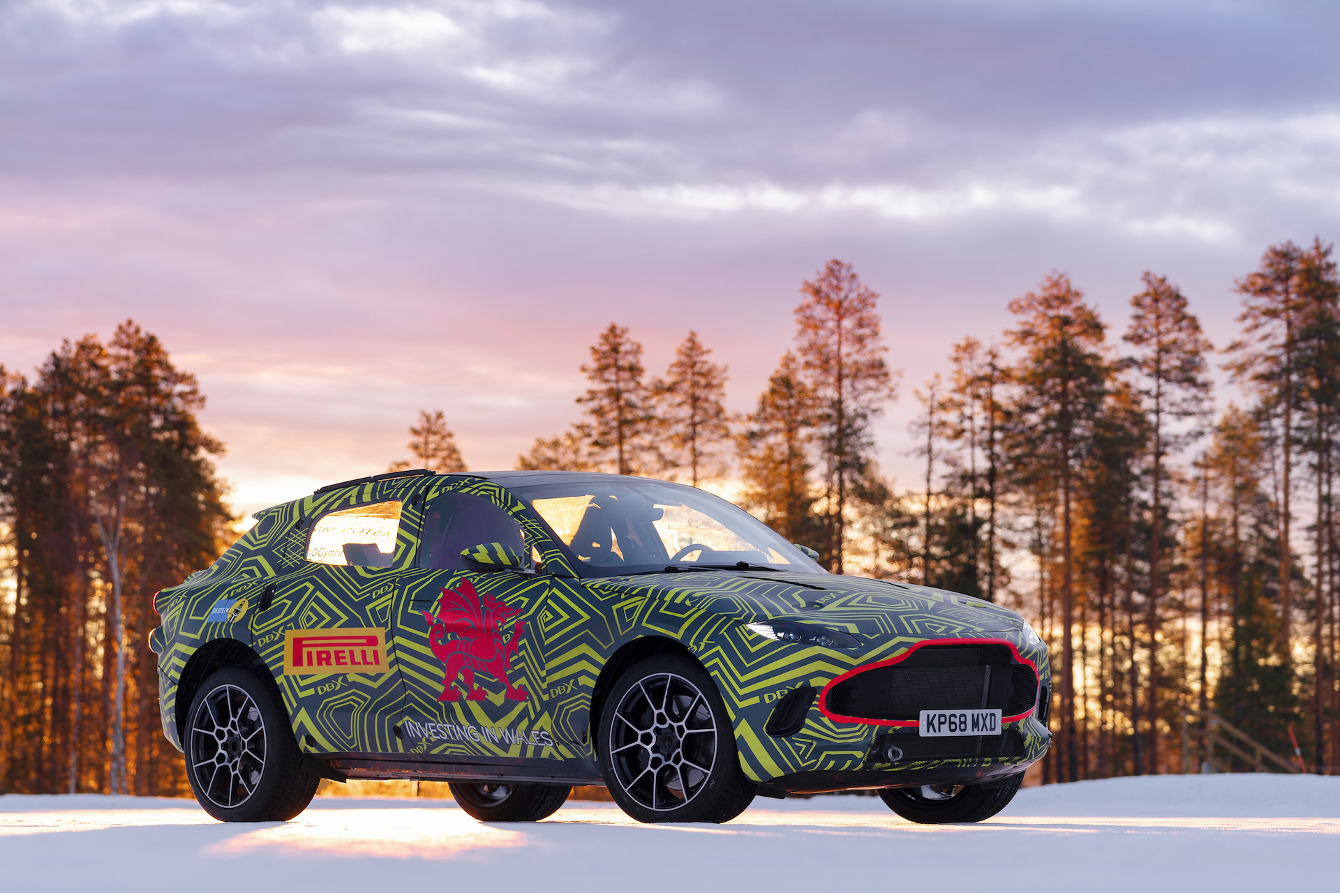 El Aston Martin DBX rueda sobre el hielo: más detalles