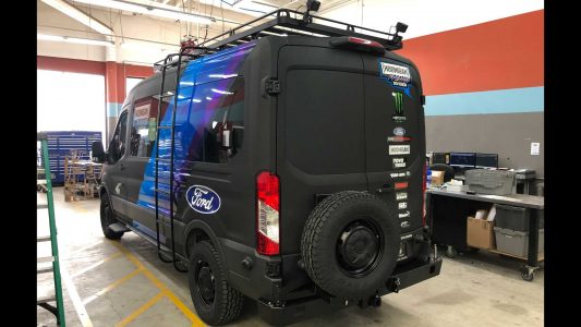 La Ford Transit que acompañan a Ken Block son así de espectaculares: 310 CV, tracción 4x4 y doble turbo