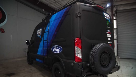 La Ford Transit que acompañan a Ken Block son así de espectaculares: 310 CV, tracción 4x4 y doble turbo