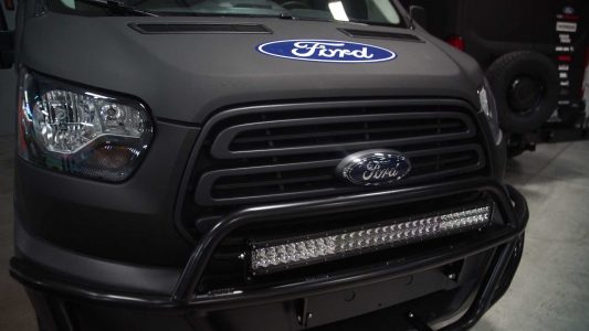 La Ford Transit que acompañan a Ken Block son así de espectaculares: 310 CV, tracción 4x4 y doble turbo