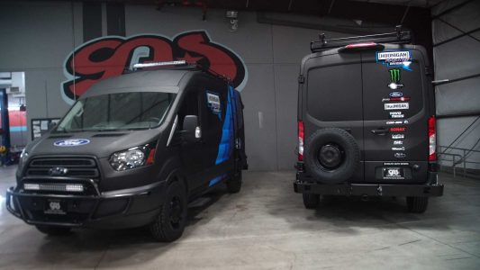 La Ford Transit que acompañan a Ken Block son así de espectaculares: 310 CV, tracción 4x4 y doble turbo