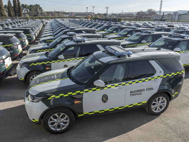 La Guardia Civil adquiere 85 unidades de Land Rover Discovery: ¿Es necesario un vehículo de más de 60.000 euros?