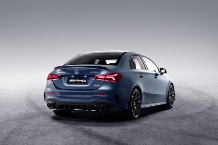 El Mercedes-AMG A35L tiene más distancia entre ejes, pero los mismos 306 CV