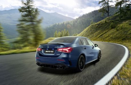 El Mercedes-AMG A35L tiene más distancia entre ejes, pero los mismos 306 CV