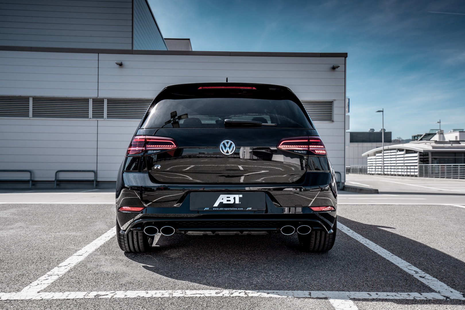 El Volkswagen Golf R de ABT llega hasta los 350 CV y 440 Nm de par