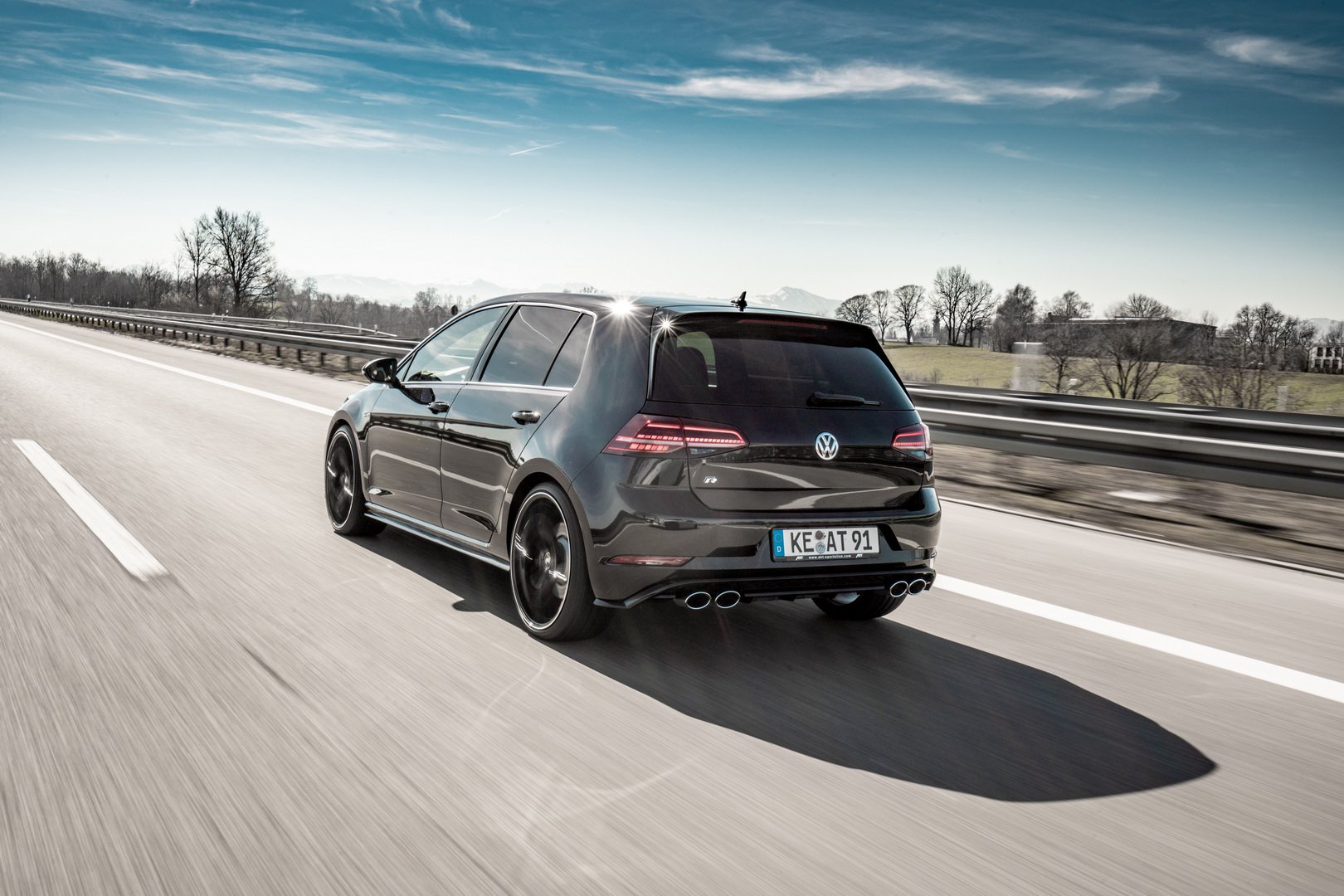 El Volkswagen Golf R de ABT llega hasta los 350 CV y 440 Nm de par